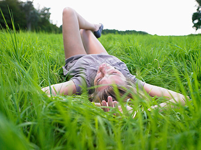 在绿野中休息的女人图片