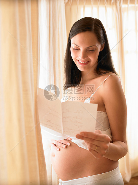 孕妇读信图片