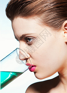 喝一杯水的女人图片