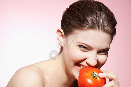 微笑的女人吃番茄图片