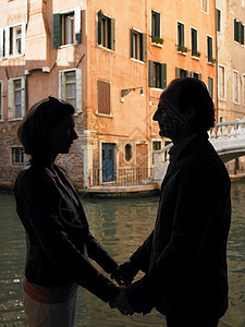 享受威尼斯美景的夫妇图片