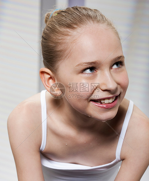 微笑的女孩洗脸图片