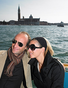 意大利威尼斯水闸上的一对夫妇图片