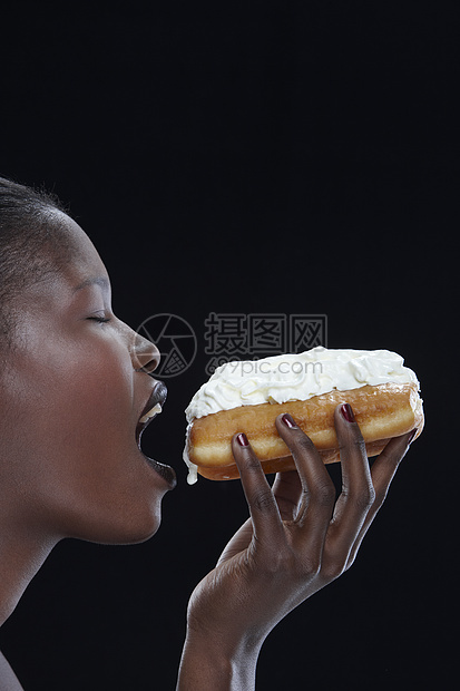 吃奶油甜甜圈的女人图片