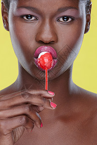 吸食棒棒糖的女人的特写镜头图片