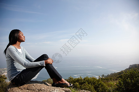 在山顶上放松的女人图片