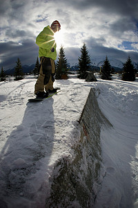 青年男性站在山顶上滑雪图片