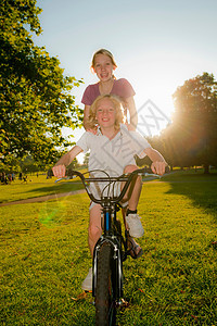 骑自行车的男孩和女孩图片