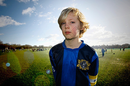 年轻的足球运动员图片