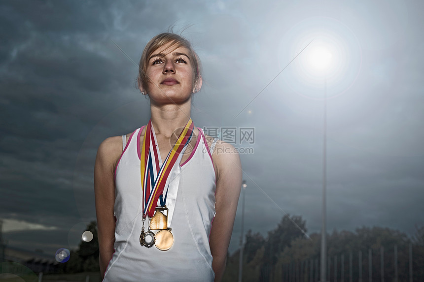 有奖牌的女运动员肖像图片