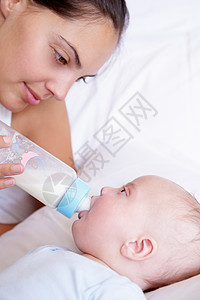 妈妈用奶瓶给婴儿喂奶图片