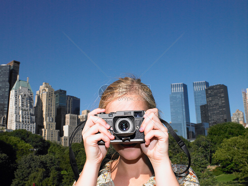 在中央公园拍照的女人图片