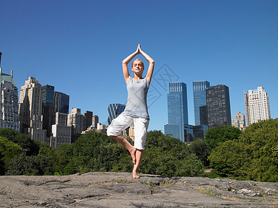 在中央公园做瑜伽的女人图片