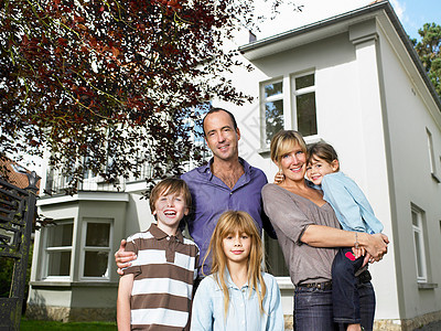 一家人站在他们的房子前面图片