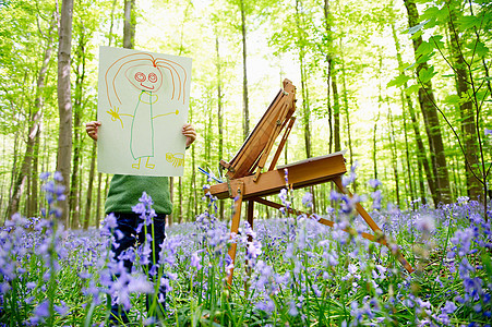 森林里的女孩绘画图片