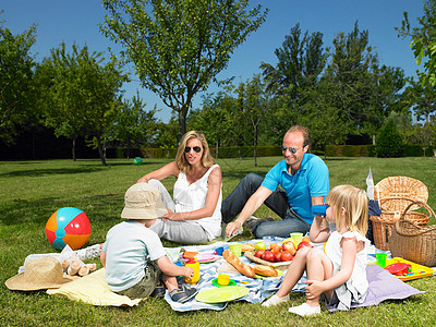 外国人一家在花园里野餐的家庭背景