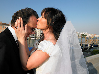 新娘亲吻新郎的额头威尼斯图片