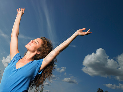 双臂展开阳光女人向天空张开双臂背景