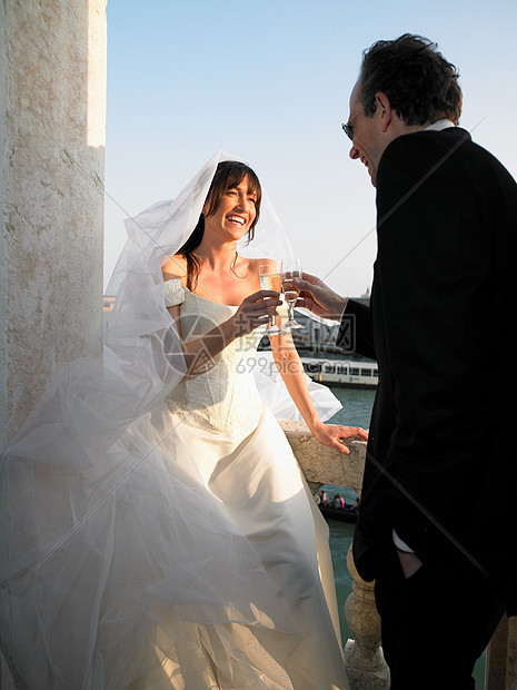 威尼斯新郎新娘敬酒图片