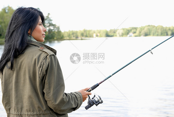 女人钓鱼图片