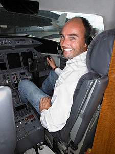 私人飞机驾驶舱的男飞行员图片