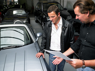 两个男人在车库里讨论一桩买卖图片