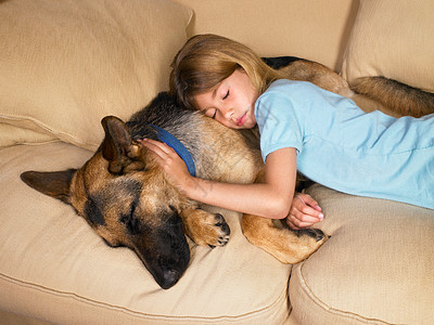 抱着宠物狗睡觉的女孩图片