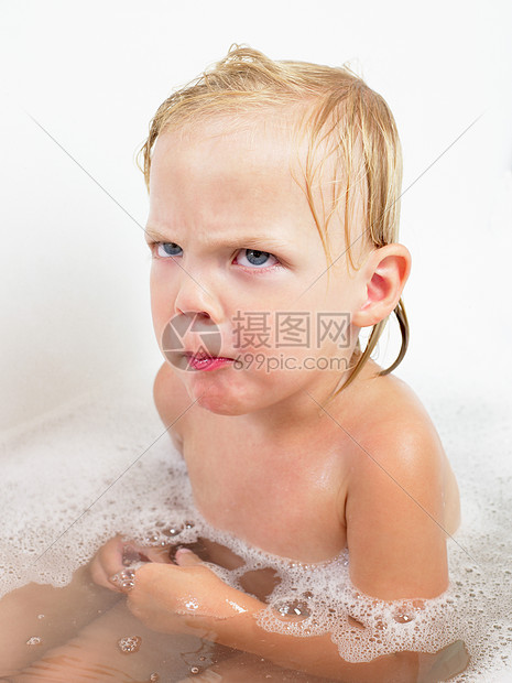 小女孩洗澡做鬼脸图片