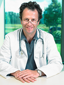成年男性医生的肖像图片