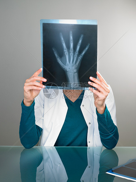 女医生手持X光片图片