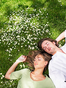 睡在草地上的一对夫妇图片