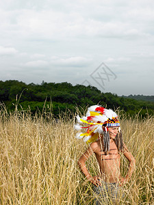 打扮成北美印第安人的男孩图片