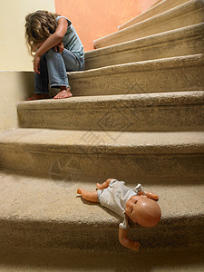 伤心的女孩和楼梯上的洋娃娃背景图片
