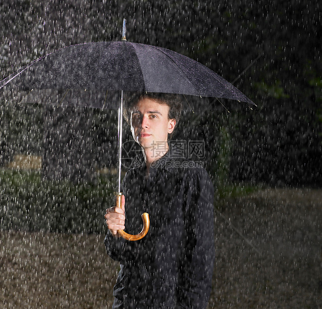 雨中打伞的男人图片