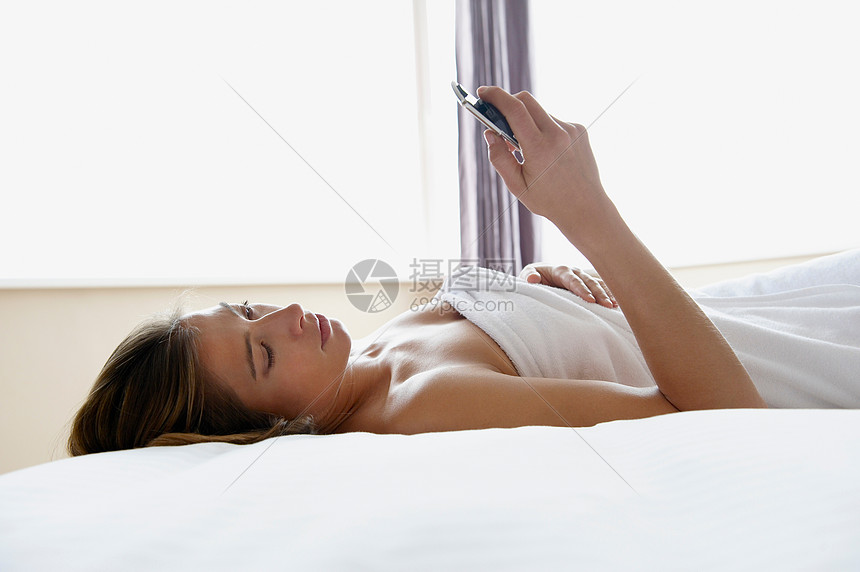 ‘~表妹躺在床上看手机  ~’ 的图片