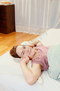躺在床上微笑的男人图片