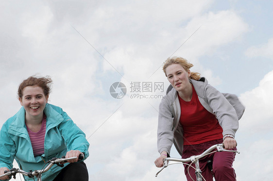 女孩们在户外骑自行车图片