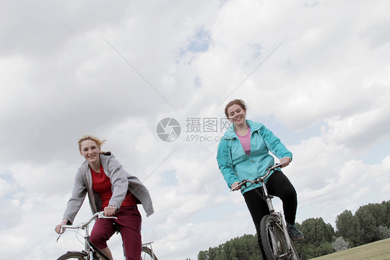 女孩们在户外骑自行车图片