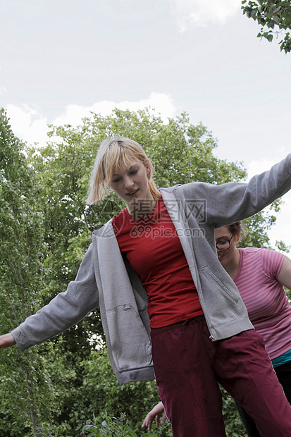 女孩们在公园里走平衡木图片