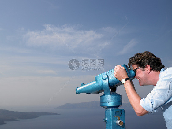 看望远镜的男人图片
