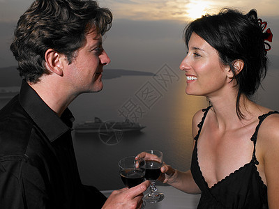 海边喝酒的情侣图片