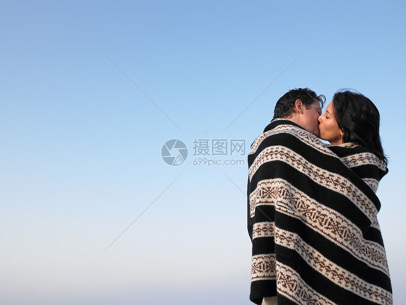 ‘~裹这毯子拥抱亲吻的情侣  ~’ 的图片