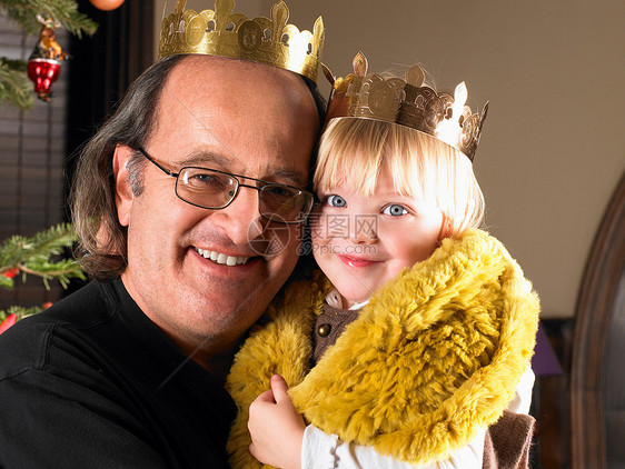戴皇冠的女孩和祖父图片