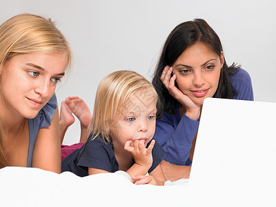 母女三人看笔记本电脑图片