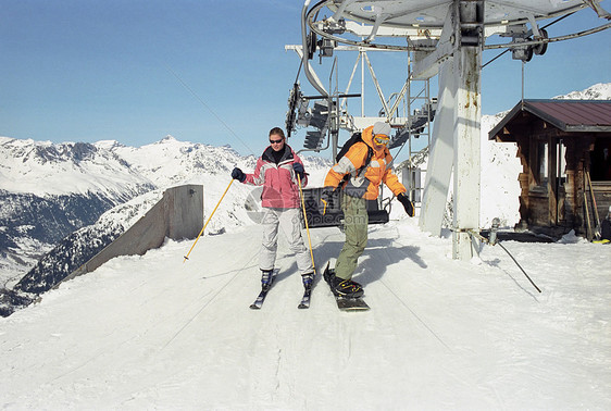 夫妇乘坐滑雪缆车图片