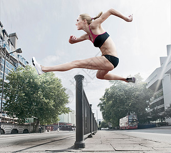 运动员在街上跳过栏杆图片