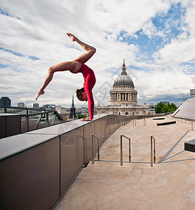 城市屋顶上的体操运动员图片
