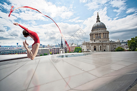 城市屋顶上的艺术体操图片