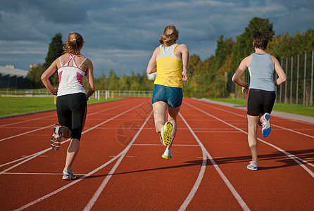 3名女运动员跑步图片