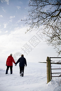 在雪中行走的老年夫妇图片
